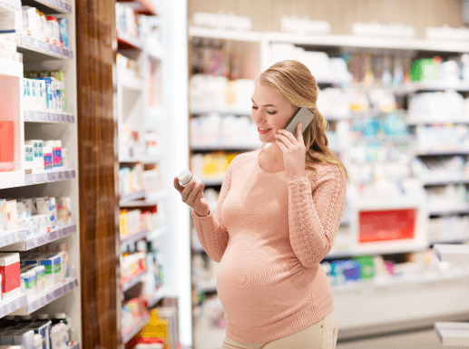 femme enceinte dans une pharmacie